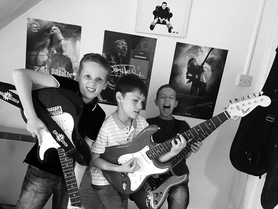 Kids learning guitar together at Dan Jones Guitar School